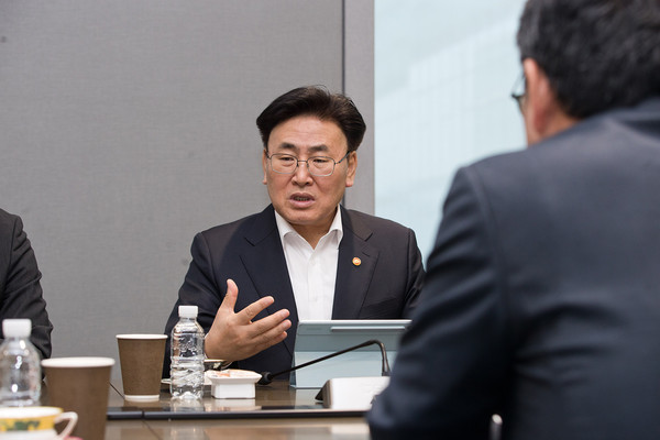 유상임 과학기술정보통신부 장관이 4월 30일 서울 중구 SK텔레콤 본사를 방문해 사고 현장 및 조치 현황을 점검하고, 국민의 불편과 불안을 최소화하기 위한 전사적인 조치를 당부하고 있다. /사진제공=과기부