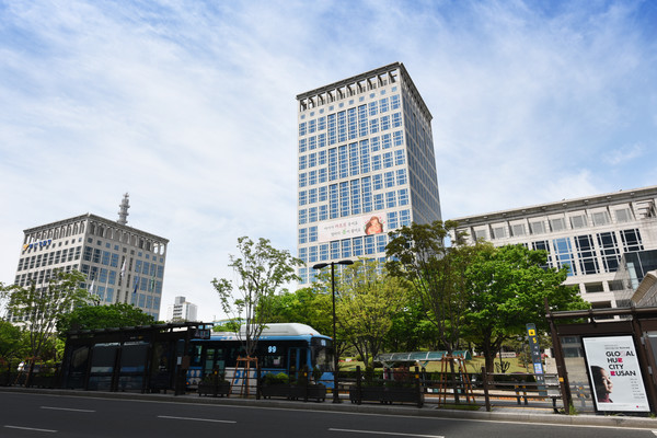 시는 5월8일 한국관광공사와 '환경 여행 도슨트 노인일자리 창출을 위한 업무협약'을 맺었다. /사진제공=부산시 