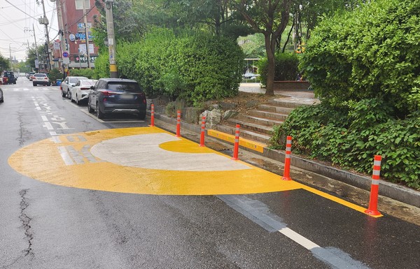 어린이공원 보행로와 이면도로 연결 지점에 표시된 노란무지개 /사진제공=부천시