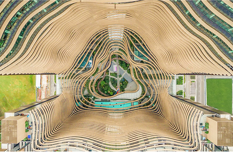 싱가포르의 ‘마리나 원(Marina One)’은 도심 한가운데 수직 정원과 자연환기 구조를 배치해 열섬현상과 에너지 소비를 동시에 줄일 수 있다. /사진=현대건설