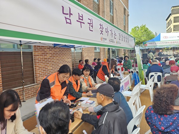 이천시 남부건강생활지원센터, 어버이날 맞아 ‘건강 캠페인’ 실시  /사진제공=이천시