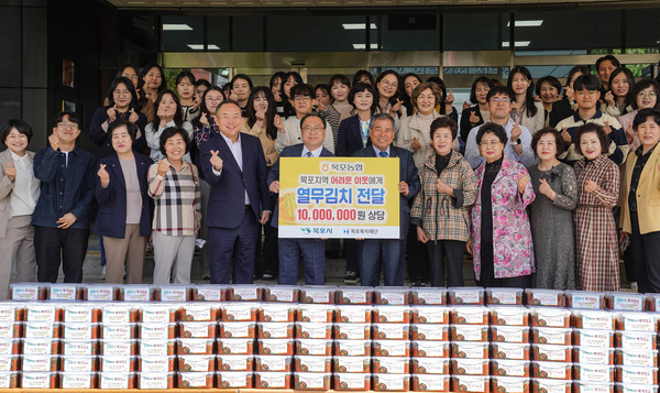 목포농협, 어버이날 맞아 사랑담은 열무김치 400상자 기탁 /사진제공=목포시