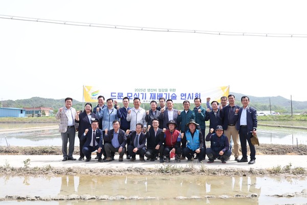 여주시 하거동 일원에서 생산비 절감 위한 드문 모심기 재배기술 홍보  /사진제공=여주시