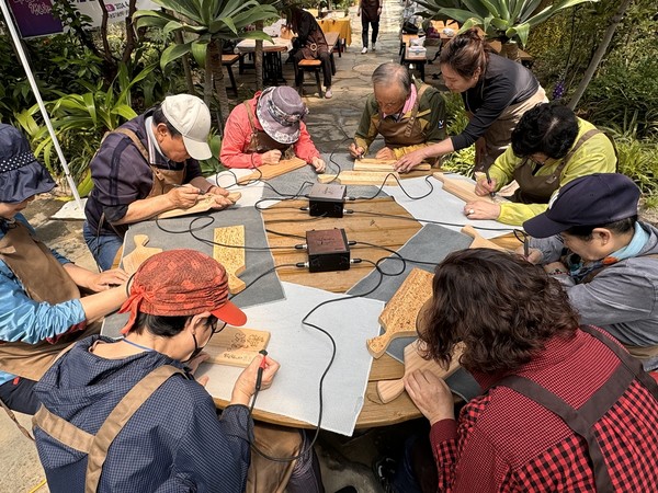 광주시, 경증 치매 어르신 위한 치유농업 프로그램 목부작 만들기 체험 /사진제공=광주시