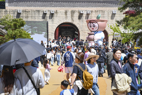 문경찻사발을 보기 위해 축제장을 찾은 관람객들로 인산인해를 이루고 있다. /사진제공=문경시
