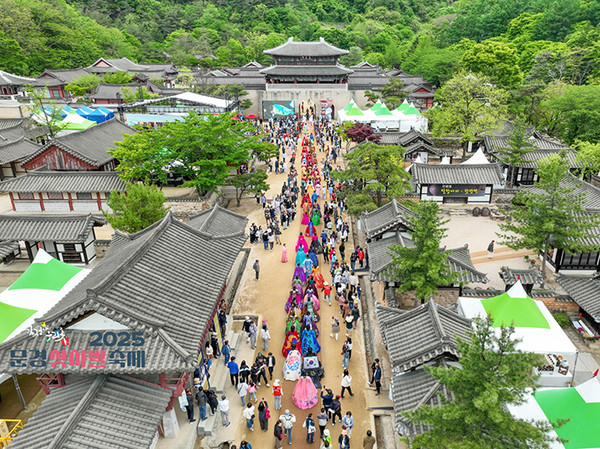 각양각색의 한복을 입은 모델들이 문경찻사발 축제장을 퍼레이드 하고 있다. /사진제공=문경시