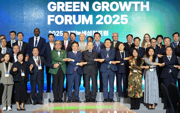 14일 라한호텔 포항에서 열린 ‘2025 세계녹색성장 포럼’ 참석자들이 기념촬영을 하고 있다. /사진제공=경상북도 