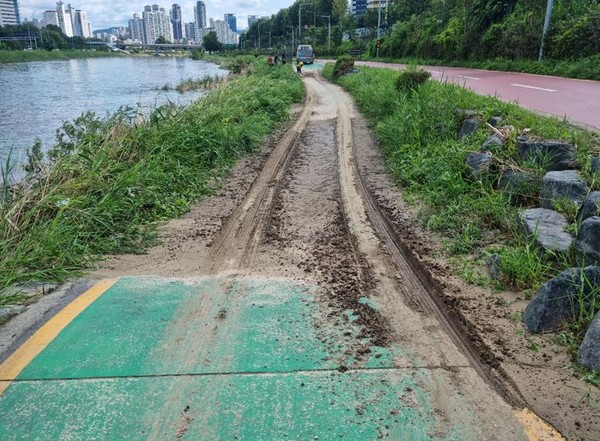 파손된 하천시설(산책로) /사진제공=서울시