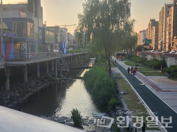 신림1교에서 신사동 방향으로 가는 도림천 /사진=환경일보DB 