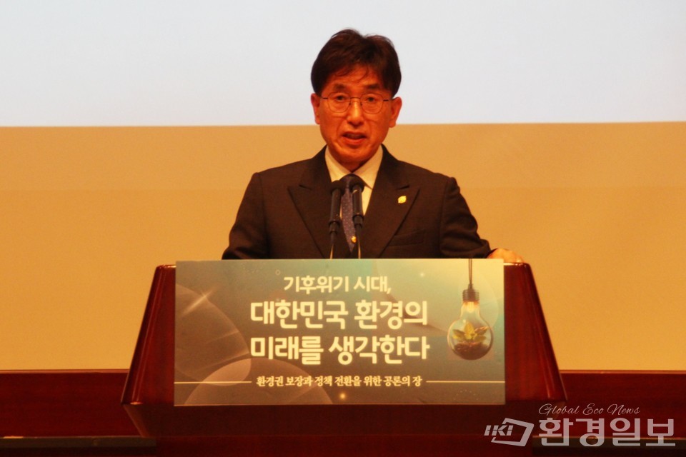‘기후위기 시대, 대한민국 환경의 미래를 생각한다’ 세미나에서 홍순명 (사)한국환경기술사회 회장은 환영사에서 환경 정책이 단지 공약의 한 줄로 끝나서는 안 된다고 강조했다. /사진=김인성 기자