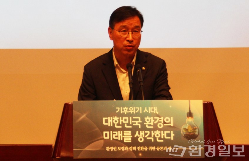 ‘기후위기 시대, 대한민국 환경의 미래를 생각한다’ 세미나에서 위성곤 더불어민주당 의원가 축사를 전하고 있다. /사진=김인성 기자