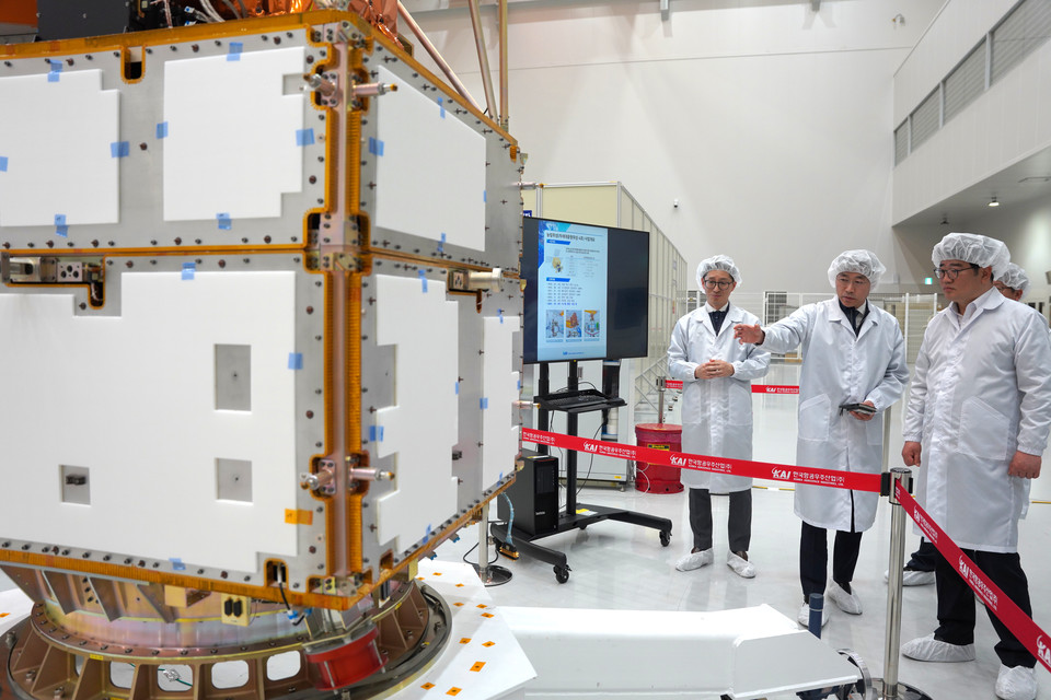 권재한 농촌진흥청장이 15일 경남 사천 한국항공우주산업(주)을 방문해 차세대 중형위성 4호(농림위성) 개발 현장을 둘러보고 있다. /사진=농촌진흥청