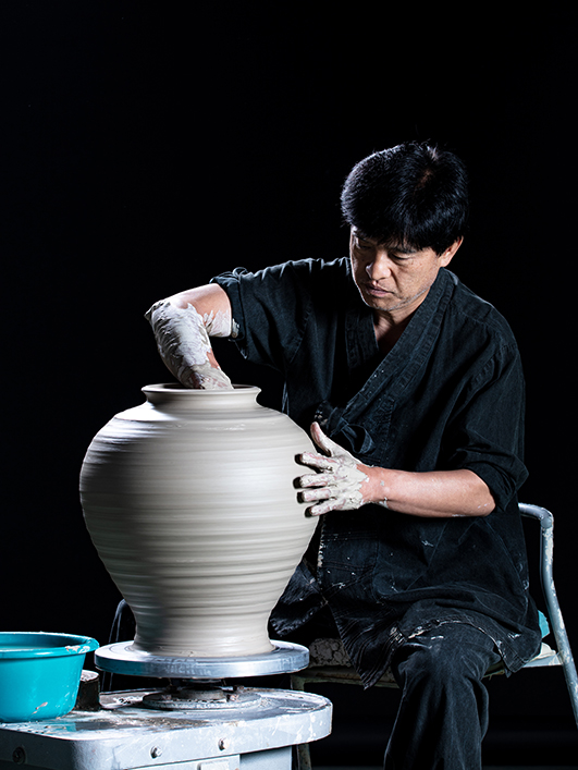 조선요 문산 김영식 사기장이 달항아리를 빚고 있다./사진제공=김영식 사기장