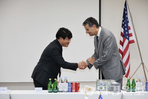 종홍구 엔켐 기획조정실 총괄 사장과 존 사베인스 의원이 선물교환 후 인사를 하고 있다. /사진=박준영 기자