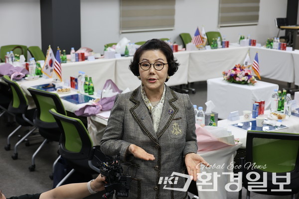 김창준 한미연구원 부이사장 제니퍼 안은 엔켐 방문을 통해 전직 의원들이 한국 기업의 중요성을 인식하고, 한미 경제협력과 정책 지원에 기여할 것으로 기대된다고 밝혔다. /사진=박준영 기자