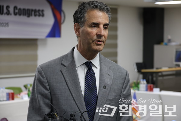 존 사베인스 의원은 엔켐의 기술력과 성장 가능성에 깊은 인상을 받았으며, 한미 경제협력 강화를 위한 정책적 지원과 양국 우호 증진에 기여하겠다고 밝혔다. /사진=박준영 기자