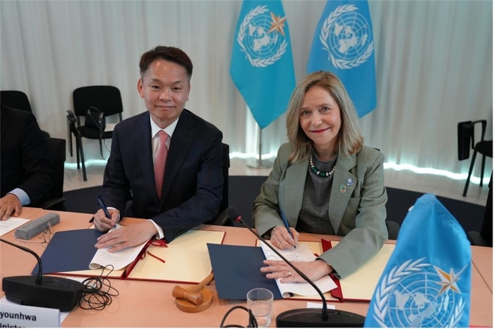 이병화 환경부 차관이 지난 14일(현지시간) 스위스 제네바에서 셀레스테 사울로 WMO 사무총장과 업무협약을 체결했다. /사진제공=환경부