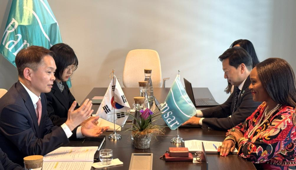 지난 13일(현지시간) 이병화 차관과 무손다 뭄바(Musonda Mumba) 람사르협약 사무총장이 양자면담을 하고 있다. /사진제공=환경부