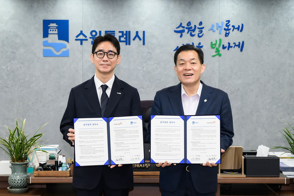 이재준 시장(오른쪽)과 최성호 월드비전 경기남부사업본부장이 협약 후 함께하고 있다 /사진제공=수원시