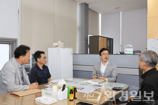 22일 환경일보 김익수 편집대표이사(왼쪽 네 번째)와 홍종우 그린터보 대표(왼쪽 첫 번째)가 용인특례시 하수도사업소를 방문해 이종익 하수시설과장(왼쪽 세 번째), 강래일 오수관리팀장(왼쪽 두 번째)과 함께 6월 중 국내 최초로 도입 예정인 원격관리 시스템 시범사업에 대해 논의하고 있다. /사진=박준영 기자