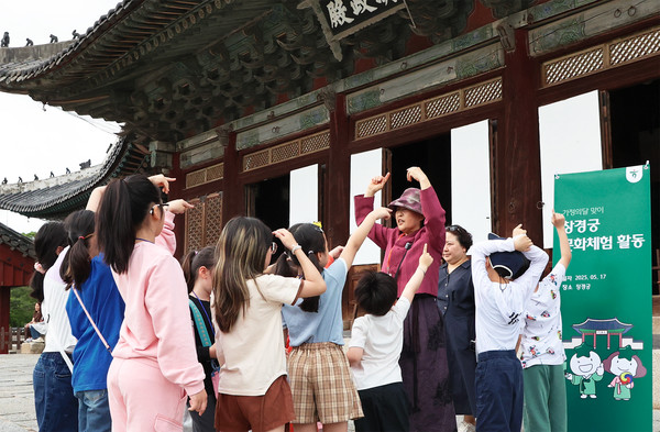 하나금융그룹이 가정의 달을 맞아 취약계층 아동 문화체험 봉사활동을 실시했다. /사진제공=하나금융그룹