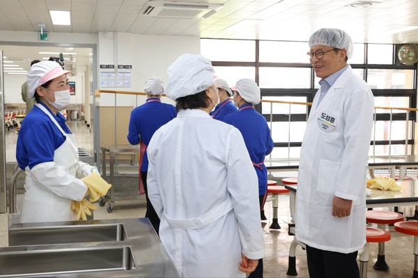 도성훈 교육감이 논현중 급식실을 방문해 현장 간담회를 진행하고있다./사진제공=교육청