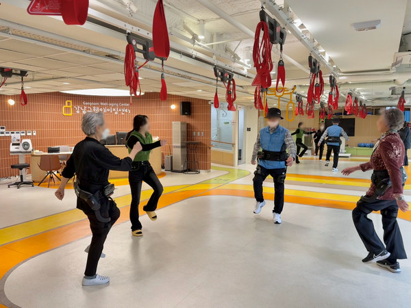 웨어러블 로봇을 착용하고 걷기 연습을 하는 구민들 /사진제공=강남구