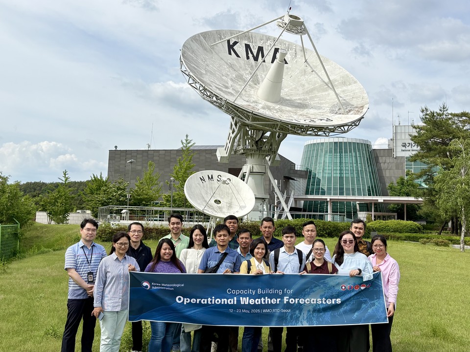 외국인 예보관 과정 참석자들이 국가기상위성센터를 견학했다. /사진제공=기상청