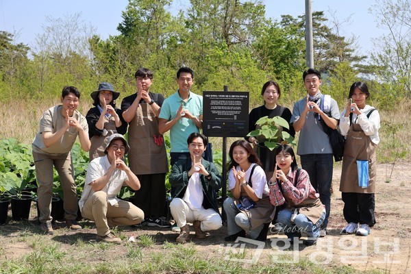 비콥 인증 기업 관계자들이 지난 4월 29일 진행된 숲 조성 행사에서 기념촬영을 하고 있다. /사진=박준영 기자