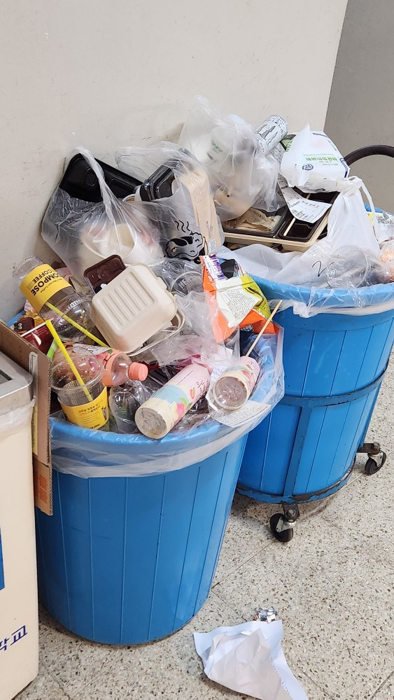 컵홀더와 분리되지 않은 채 쌓여 있는 일회용 컵들 /사진출처=아주대 학보