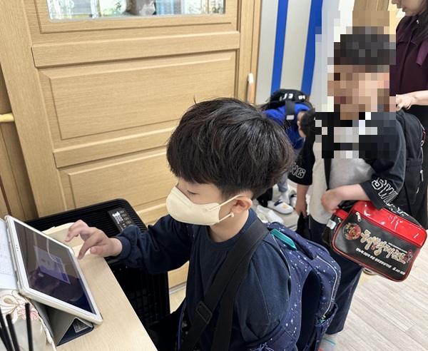 스마트출결시스템 이용 학생들 /사진제공=경북교육청