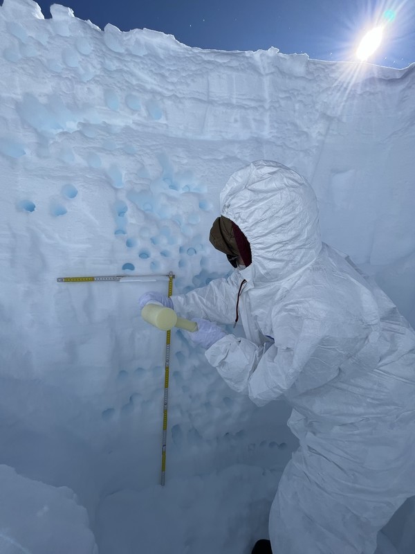 눈 시료를 채취하는 모습 /사진=신진화 연구원