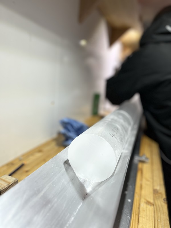 2500m 아래에서 시추한 빙하코어  /사진=신진화 연구원