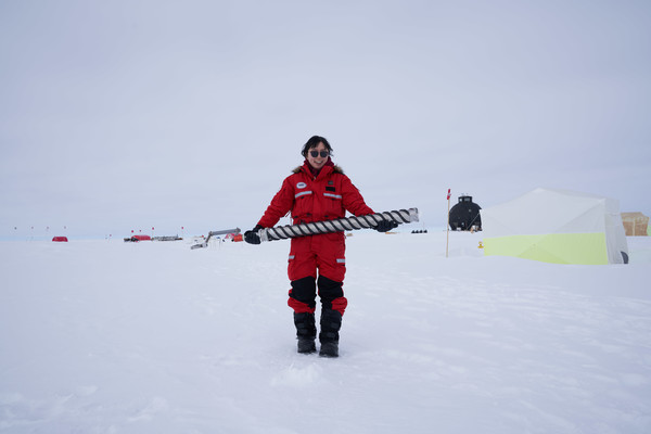 시추를 마친 후 신진화 연구원 /사진=Sepp Kipfstuhl