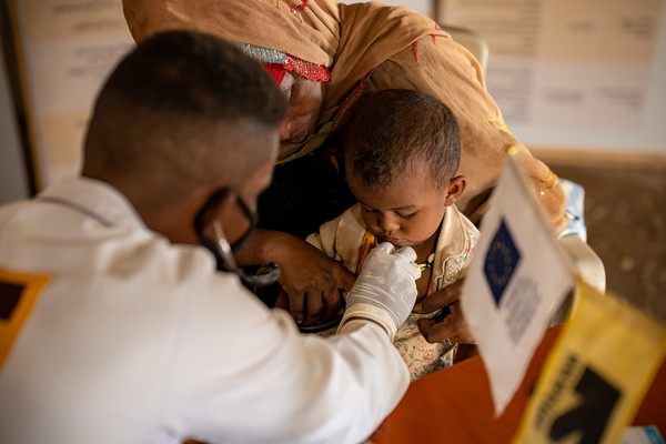 국제구조위원회 수단 의료 클리닉에서 진료를 받고 있는 여성과 어린이의 모습 /사진제공=국제구조위원회