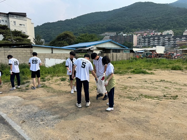 환경정화 활동 참여 학생들 /사진제공=청도교육지원청