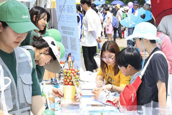 화성 뱃놀이축제에 참여한 시민들  /사진제공=화성특례시