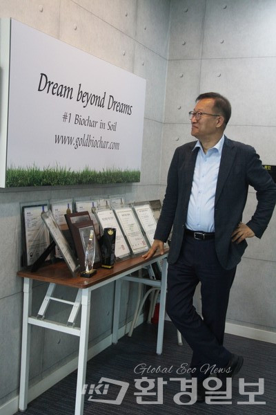 김창섭 대표는 축분 기반 바이오차는 폐기물 자원화와 온실가스 감축이라는 두 가지 핵심 목표를 동시에 실현할 수 있기 때문에, 산업적 파급력이 클 것으로 기대했다. /사진=김인성 기자