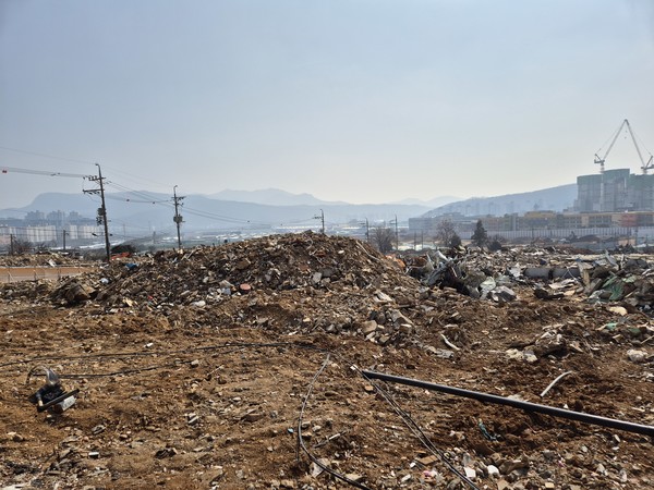  무단 방치된 혼합 건설 폐기물  /사진=환경일보DB