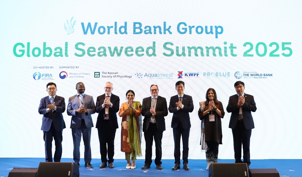 ‘글로벌 해조류 서밋 2025’ 주요 참석자들이 기념촬영을 하고 있다. /사진제공=한국수산자원공단