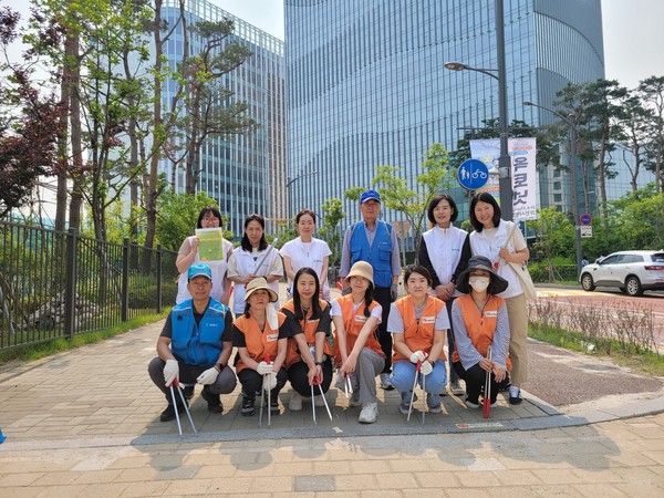 건강생활실천 캠페인(갈현동 환경정화 활동 단체사진) /사진제공=과천시
