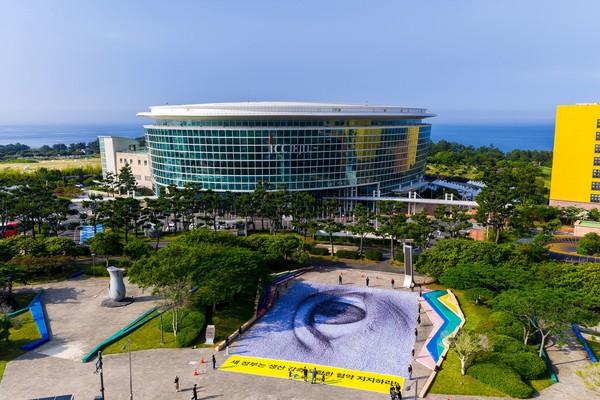 ‘강력한 플라스틱 협약’을 요구하기 위해 눈이 그려진 #WeAreWatchin 초대형 깃발 퍼포먼스 /사진제공=그린피스