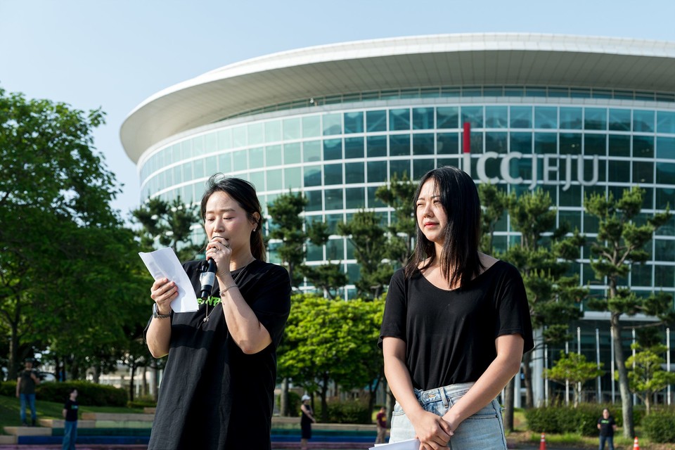 김나라 그린피스 플라스틱 캠페이너와 유혜인 환경운동연합 자원순환팀장이 성명서를 낭독하고 있다. /사진제공=그린피스