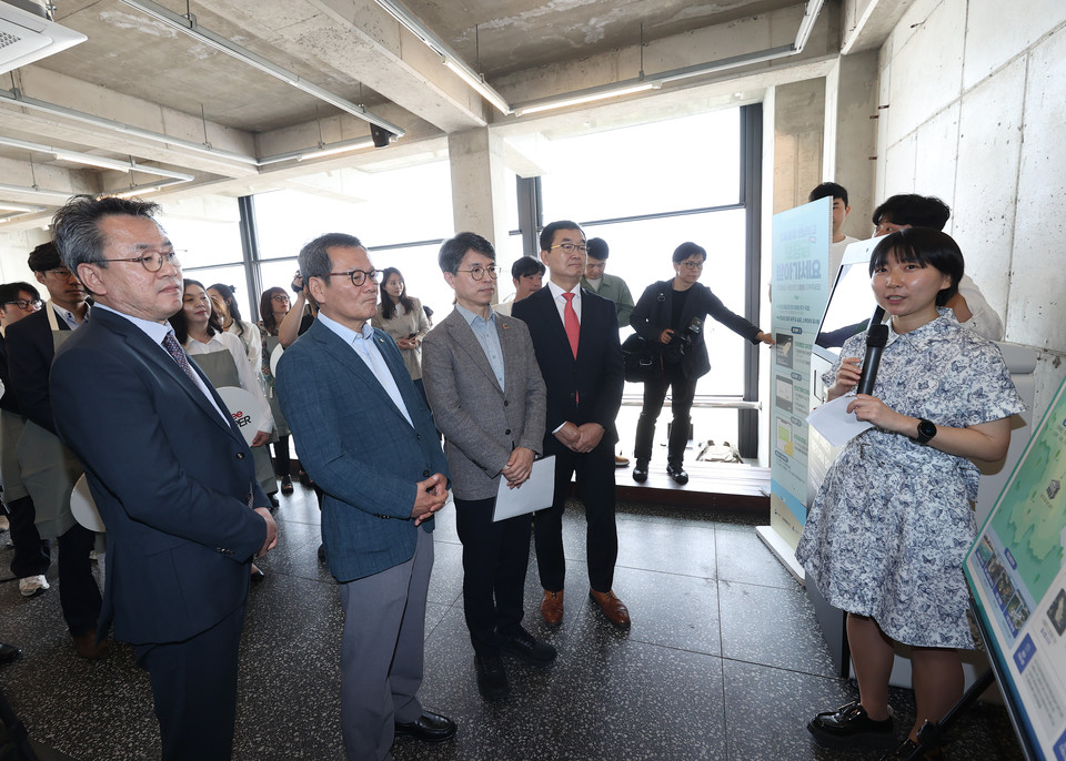 김홍규 강릉시장, 김완섭 환경부 장관, 정광열 강원특별자치도 경제부지사, 박용규 자원순환보증금관리센터 이사장이 강릉시 맞춤형 다회용컵 보증금제 운영에 대해 설명을 듣고 있다. /사진제공=강릉시