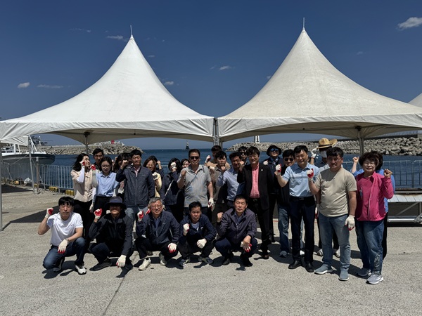 감포항 남방파제 일대 환경정비 활동 참가자들 /사진제공=경주시