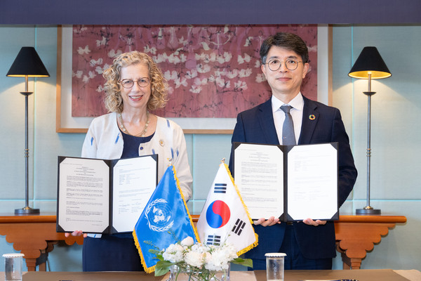 김완섭 환경부장관이 4일 제주 서귀포시 신라호텔에서 세계 환경의 날 공동 주최 기관인 UNEP의 잉거 안데르센 사무총장과 만나 UNEP 2025년 PAGE(녹색 경제 행동을 위한 파트너십) 약정서에 서명하고 기념촬영을 하고 있다. /사진=환경부