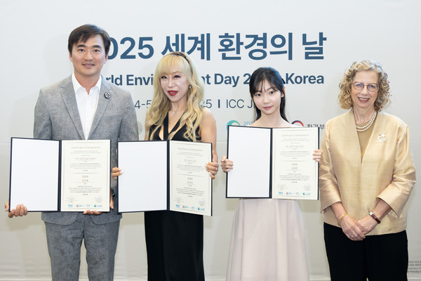 잉거 안데르센 UNEP 사무총장이 5일 제주 서귀포 소재 제주국제컨벤션센터에서 제54차 세계 환경의 날 홍보대사로 소프라노 조수미, 배우 김석훈, 배우 김태연을 위촉하고 함께 기념촬영을 하고 있다. /사진=환경부