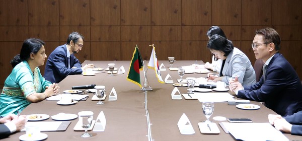이병화 환경부차관이 4일 오후 제주 부영호텔에서 열린 `2025 세계 환경의 날 기념행사`에서 사예다 리즈와나 하산 방글라데시 환경산림기후변화부 장관과 양자면담을 갖고, 플라스틱 오염 해소를 위해 글로벌 순환경제 체계 구축에 협력을 요청하고 있다. /사진=환경부