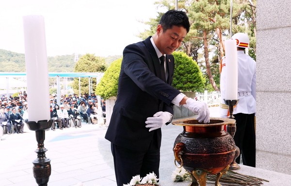 김진경 의장, 제70회 현충일 추념식에서 분향 /사진제공=경기도의회