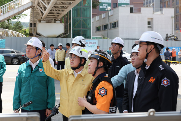 김동연 지사, 천공기 전도사고 현장에서 사고 수습 상황 점검 /사진제공=경기도